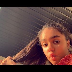 Meet your Posher, Mona